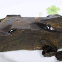 In line with the national standard Pharmacopoeia, natural propolis and original propolis are selecte